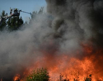 Hasiči likvidují požár skládky v Chrástu na Příbramsku, vyhlásili druhý stupeň