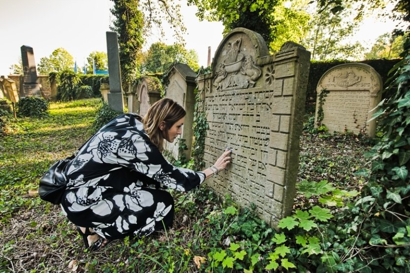 Židy v Moravském Krumlově už připomíná jen hřbitov, dnes se jím provázelo