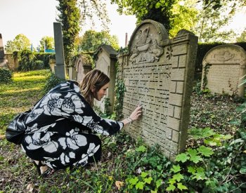 Židy v Moravském Krumlově už připomíná jen hřbitov, dnes se jím provázelo