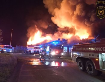 Hasiči zasahují u rozsáhlého požáru pily na Kroměřížsku