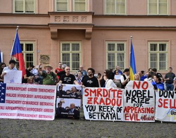Před americkou ambasádou se sešly desítky lidí k protestu za Ukrajinu