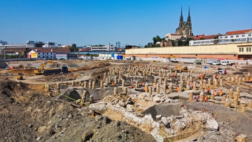 Archeologický výzkum pod budoucím centrem Dornych v Brně odhalil hřbitov i sádky