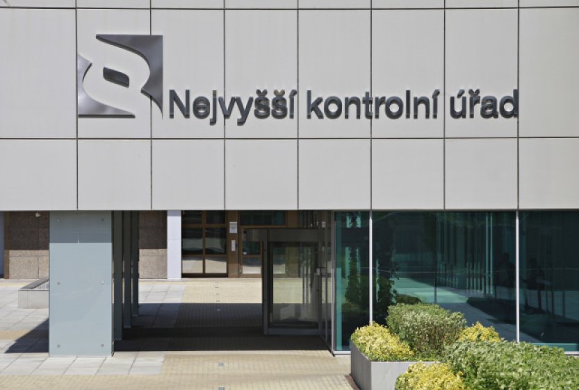 Fakultní nemocnice místo rekonstrukcí provozů nakoupily techniku, uvedl NKÚ