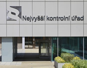 Fakultní nemocnice místo rekonstrukcí provozů nakoupily techniku, uvedl NKÚ