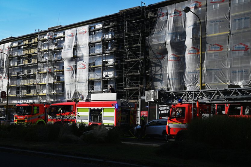 Při požáru paneláku v Havířově jeden mrtvý, šest lidí se nadýchalo kouře