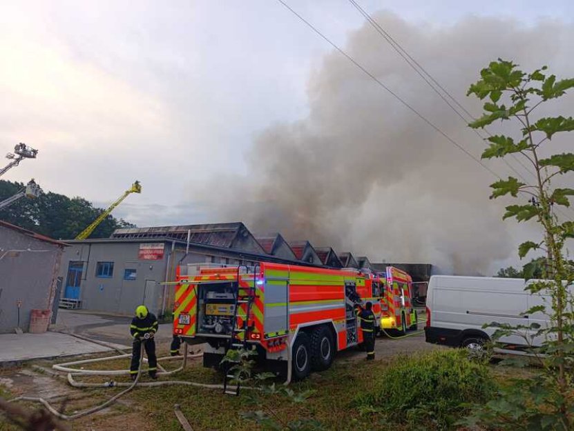 V Ostravě hoří hala s odpadem, platí 3. stupeň požárního poplachu