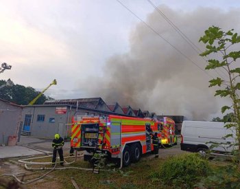 V Ostravě hoří hala s odpadem, platí 3. stupeň požárního poplachu