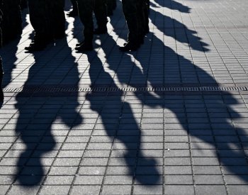 Policisté podezřívají vojáka z povolání z nelegálního nákupu zbraní