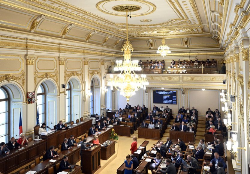Poslanci strávili na schůzích víc času, častěji jednali přes noc