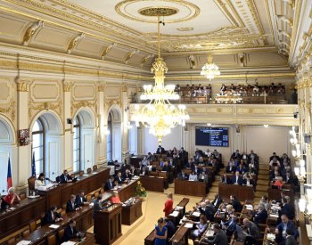 Poslanci strávili na schůzích víc času, častěji jednali přes noc