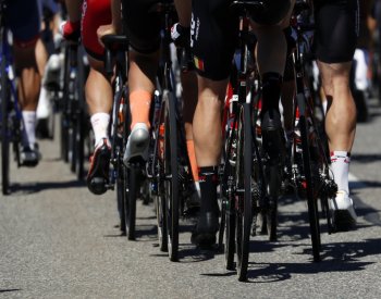 Při hromadném pádu se na Plzeňsku zranilo při závodě šest cyklistů