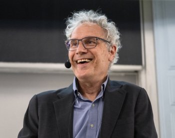 V Praze přednášel držitel Nobelovy ceny Ambros, studenti ho odměnili potleskem