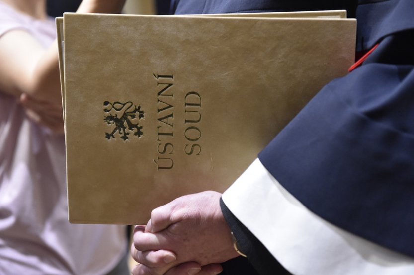 Ústavní soud vyhlásí, jak rozhodl o stížnosti kvůli vazbě obchodníka s obrazy