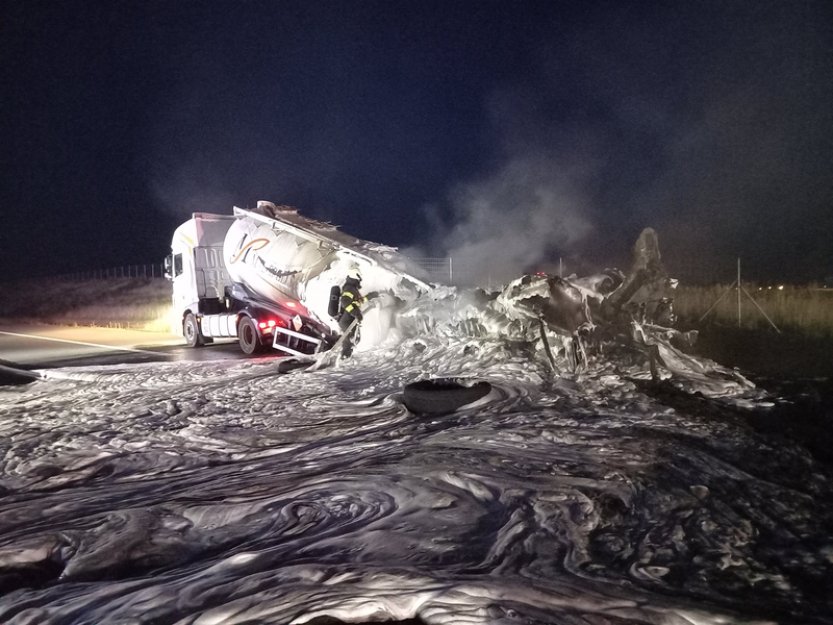 Na D11 u H. Králové hořela cisterna, provoz se zastavil