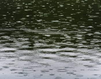 Teploty v Česku překročily tropickou třicítku, přes Čechy postupují deště