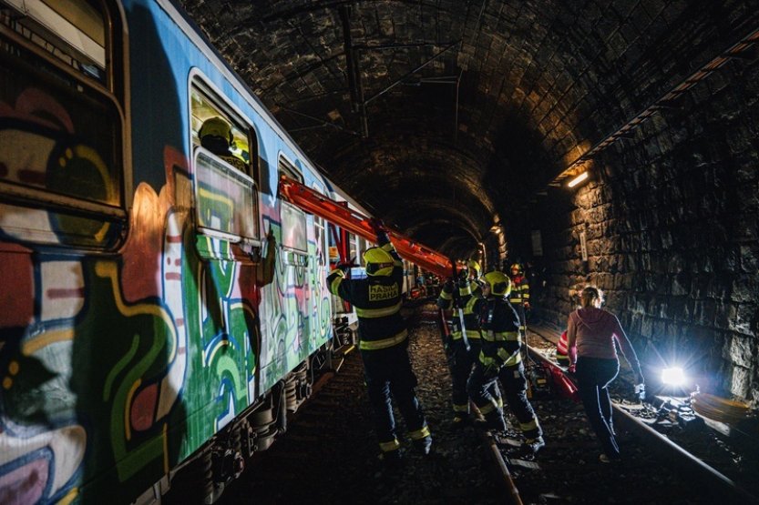 Záchranné složky v Praze trénovaly zásah u simulované nehody vlaku v tunelu