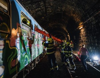 Záchranné složky v Praze trénovaly zásah u simulované nehody vlaku v tunelu