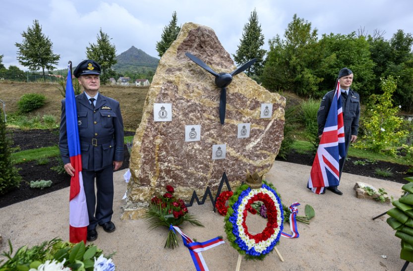 V Třebenicích na Litoměřicku odhalili památník československým pilotům