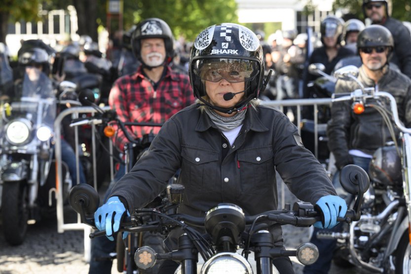 Stroje Harley-Davidson projely Prahou, přidal se i prezidentský pár
