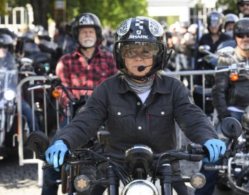 Stroje Harley-Davidson projely Prahou, přidal se i prezidentský pár
