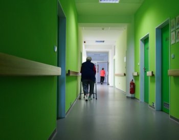 Doba ve starobní penzi se loni prodloužila v průměru na 24,7 roku