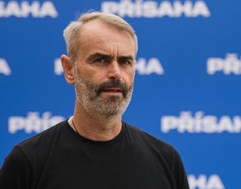 Hnutí Přísaha slibuje zavedení rovné daně, bezpečné ulice a smrt korupci