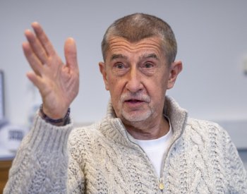 Babiše udeřil muž na mítinku berlí do hlavy, útočník zadržen