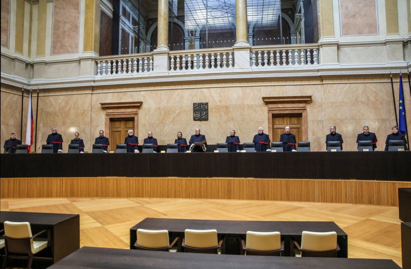 ÚS rozhodne o stížnosti ženy, kterou ponižoval manžel, odsouzen za to nebyl