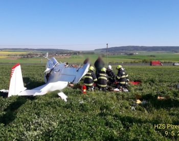 V Letňanech spadlo malé letadlo, dva lidé v něm zahynuli