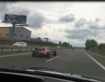 Policie dostihla řidiče, který jel formulí po D4, hrozí mu pokuta a zákaz řízení