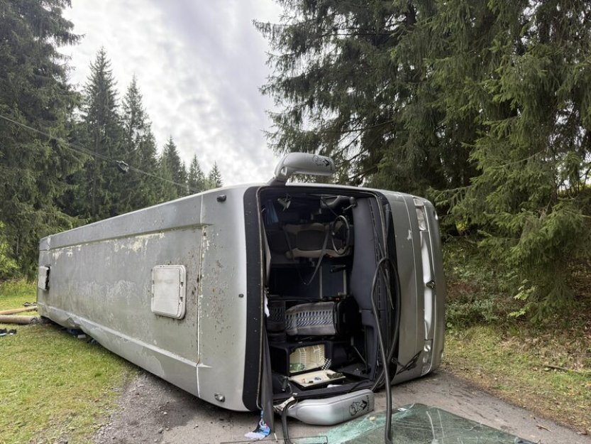 V Beskydech se převrátil autobus se studenty, zraněno bylo přes 30 lidí