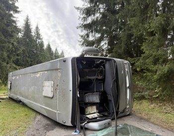 V Beskydech se převrátil autobus se studenty, zraněno bylo přes 30 lidí