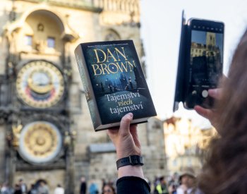 Na novou Brownovu knihu v Praze stáli lidé frontu, někteří přes noc