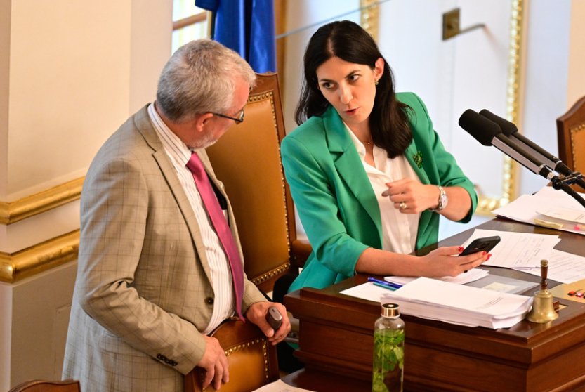 Poslance čeká pokračování poslední řádné schůze před říjnovými volbami