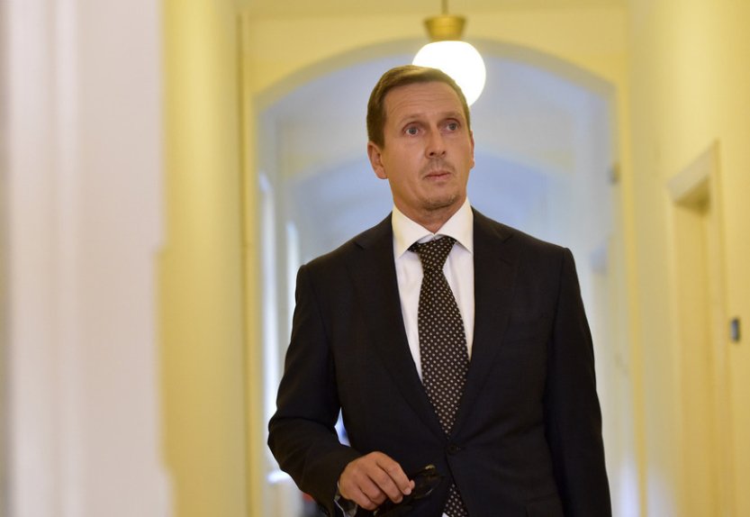 Seznam Zprávy: Policie obvinila exšéfa dopravního podniku Dvořáka z korupce