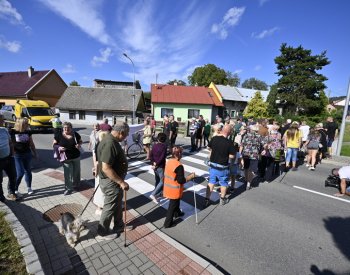 Lidé v Martinicích a Horním Lapači blokovali silnici, žádali dostavbu D49