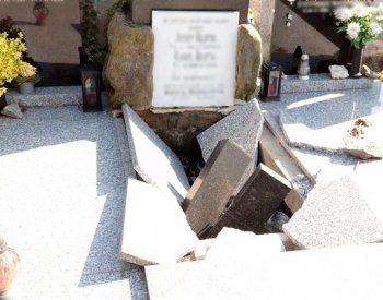 Vandal na hřbitově v Olomouci způsobil škodu za 400.000 Kč, poničil 50 hrobů