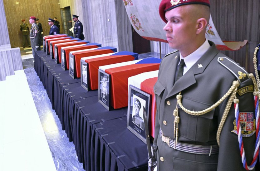 Rakve s ostatky československých vojáků byly předány na Vítkově k pohřbení