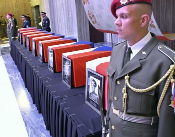 Rakve s ostatky československých vojáků byly předány na Vítkově k pohřbení