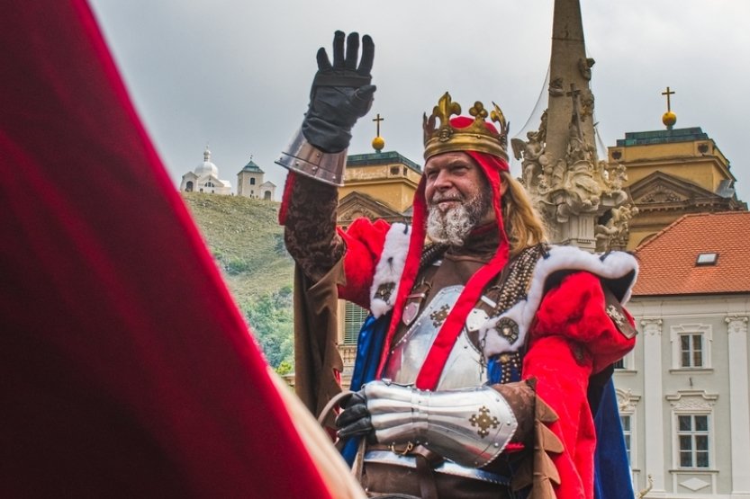 Krojované průvody v čele s českými králi dnes prošly Mikulovem a Znojmem