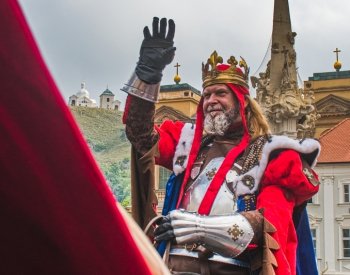Krojované průvody v čele s českými králi dnes prošly Mikulovem a Znojmem