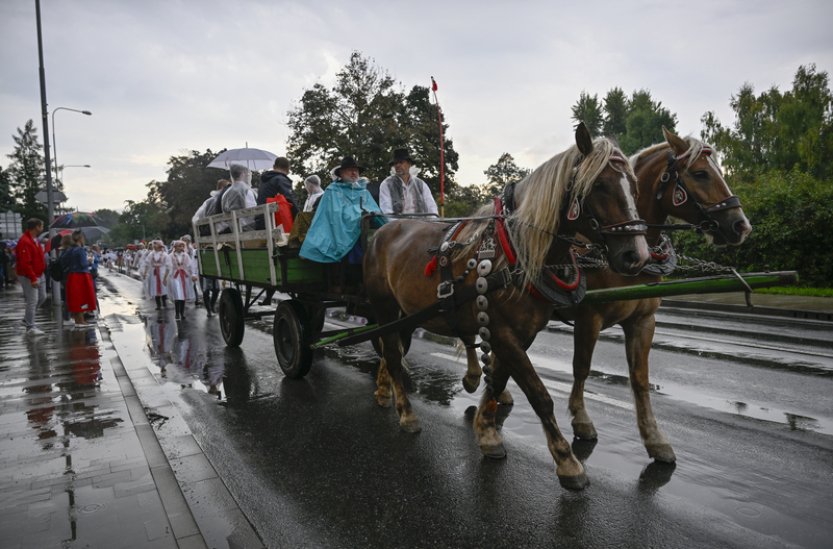 Centrem U. Hradiště prošel krojovaný průvod, lidi neodradilo ani deštivé počasí