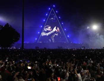 Na pláži Copacabana slavil jeden milion lidí 100 let od otevření slavného hotelu