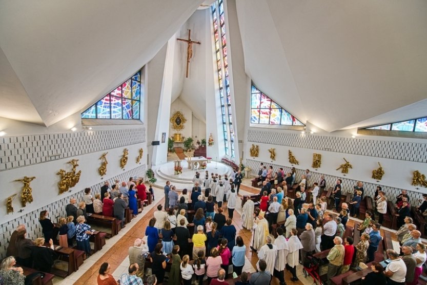 Břeclavští farníci si při mši připomněli 30 let od vysvěcení kostela sv. Václava