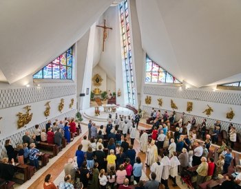 Břeclavští farníci si při mši připomněli 30 let od vysvěcení kostela sv. Václava