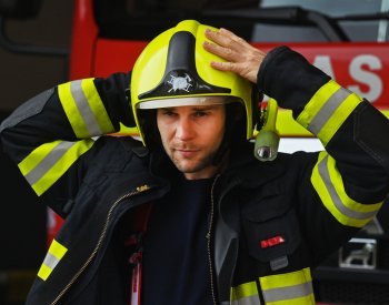 Dobrovolný hasič riskoval při záchraně muže uvězněného ve sklepě při povodni