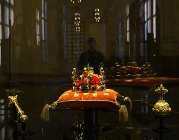 Návštěvou žáků začala výstava korunovačních klenotů na Pražském hradě
