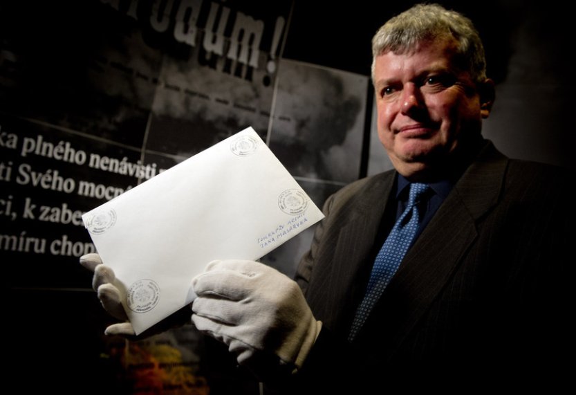 Archiváři před přečtením Masarykových slov krátce prověří pravost rukopisu