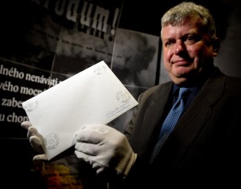 Archiváři před přečtením Masarykových slov krátce prověří pravost rukopisu