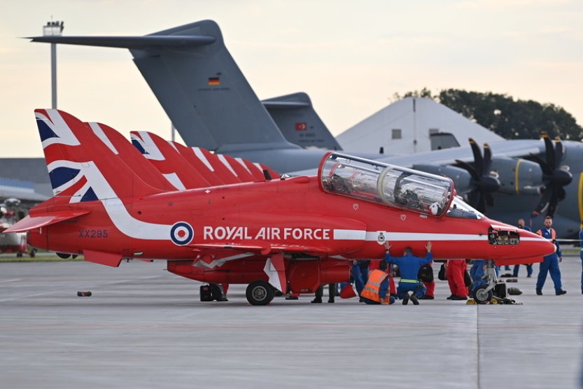 V Mošnově přistálo devět letounů s piloty britské akrobatické skupiny Red Arrows